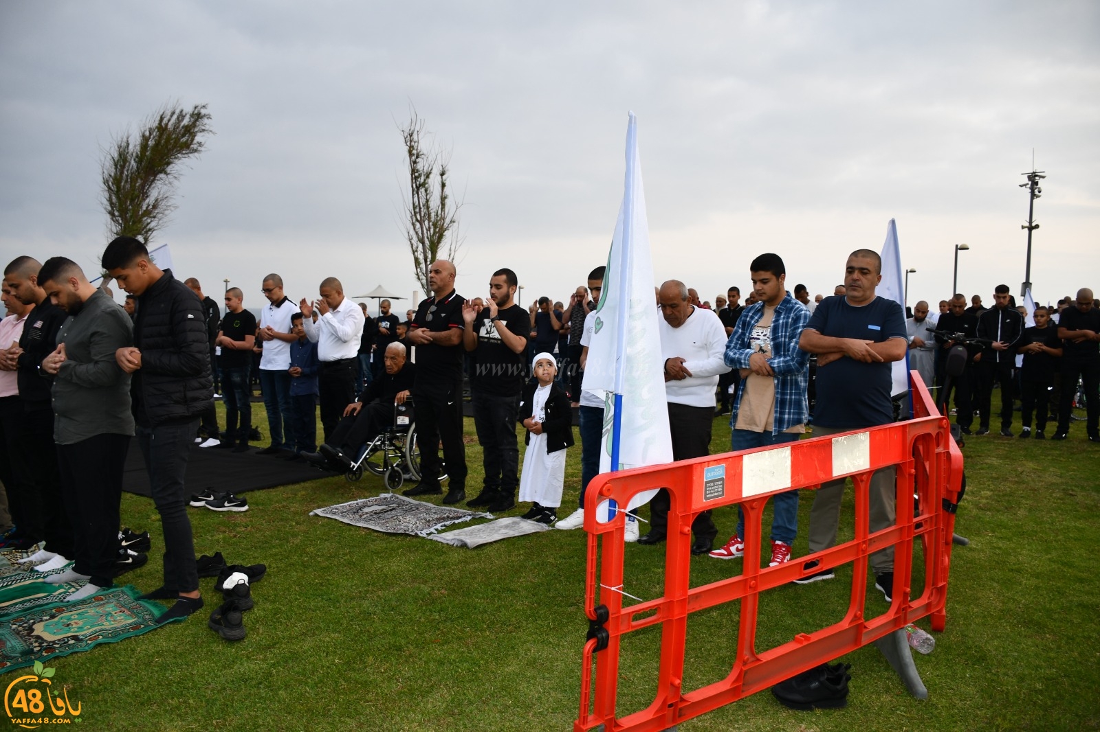  أهالي يافا يؤدون صلاة عيد الفطر في متنزه العجمي 